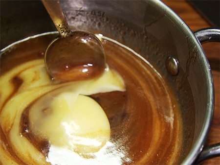 Добавляем в имбирное тесто сливочное масло и яйцо